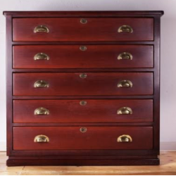 Commode en contre-plaqué, bois d'acajou teinté, possède 5 tiroirs. Ses finitions sont en laiton.