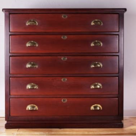 Commode en contre-plaqué, bois d'acajou teinté, possède 5 tiroirs. Ses finitions sont en laiton.