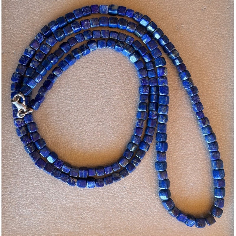 Halskette aus quadratischen Lapislazuli-Perlen
