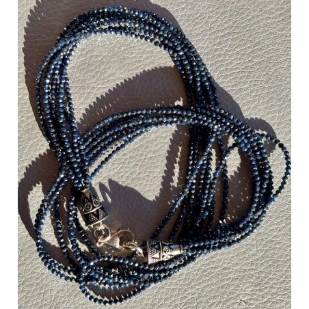 Diese Halskette aus dunkelblauen Saphirperlen