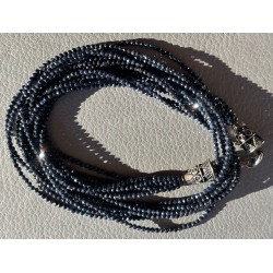 Tour de cou de perles de pierres de saphirs, 7 rangs, bleu nuit noire.