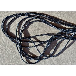 Diese Halskette aus dunkelblauen Saphirperlen