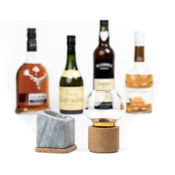 Stenkall Brun Kühler Täljsten : Mit seinen drei natürlichen Bestandteilen Speckstein, Glas und Kork verbindet dieser Kühler.