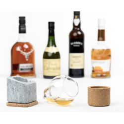 Stenkall Brun Kühler Täljsten : Mit seinen drei natürlichen Bestandteilen Speckstein, Glas und Kork verbindet dieser Kühler.