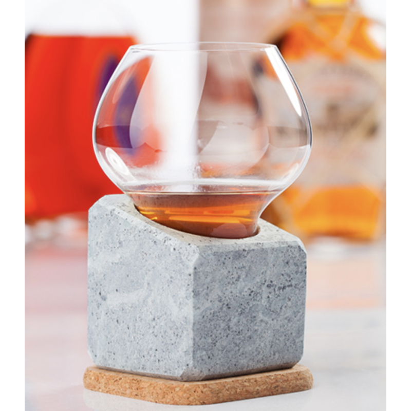 Stenkall Brun Kühler Täljsten : Mit seinen drei natürlichen Bestandteilen Speckstein, Glas und Kork verbindet dieser Kühler.