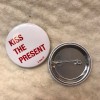 Badge KISS the PRESENT